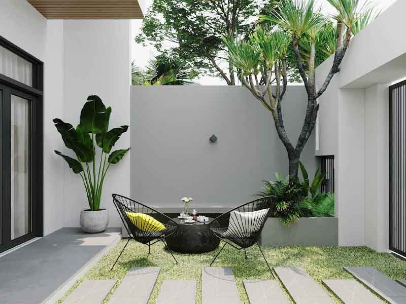 Cải tạo vườn nhà đơn giản với vài chậu cây cảnh và bộ bàn ghế