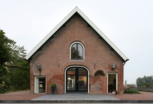 Nhà kho được cải tạo thành nhà ở 1 tầng có gác lửng với thiết kế mái chữ A độc đáo. 