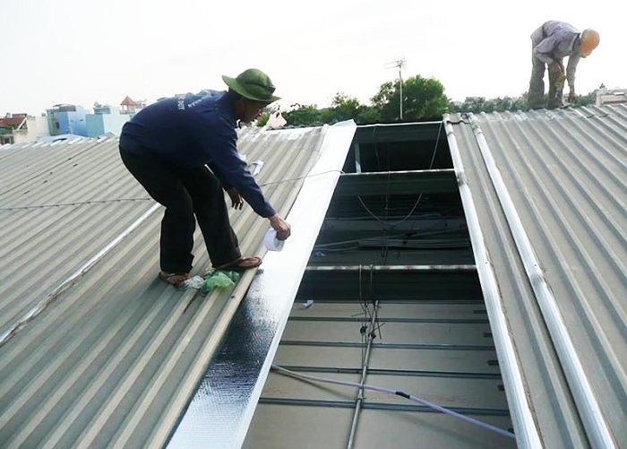 Thợ thi công cải tạo nhà mái tôn thành mái bằng theo quy trình