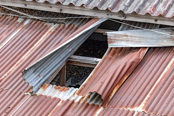 Mái tôn cũ hỏng cần phải sửa chữa kịp thời, đảm bảo sinh hoạt cho gia đình