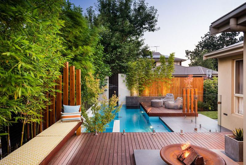 Cải tạo sân vườn với sàn gỗ kết hợp với bể bơi trước nhà