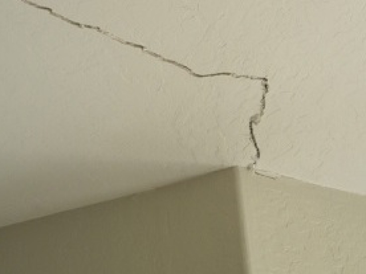 Vết nứt sâu thành rãnh trên trần nhà tiềm ẩn nhiều nguy hiểm