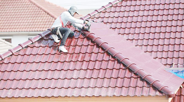 Nên thuê nhà thầu sửa chữa mái ngói chuyên nghiệp