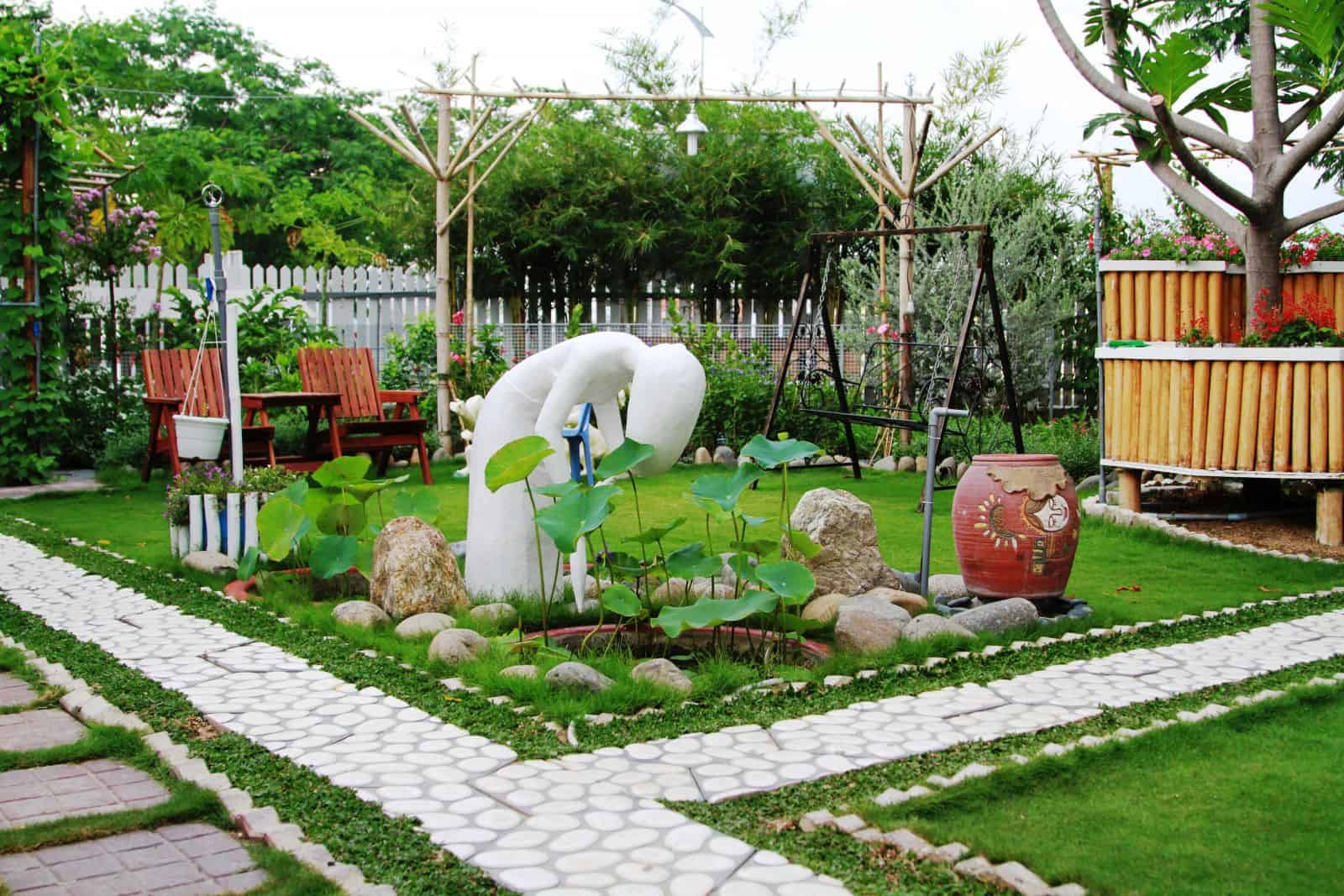 Cải tạo sân vườn với rất nhiều vật dụng trang trí dân gian như lu đựng nước, hoa sen,...