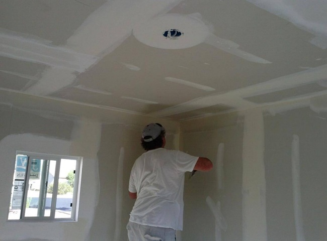 Sửa trần nhà bị thấm, dột bằng chất chống thấm chuyên dụng